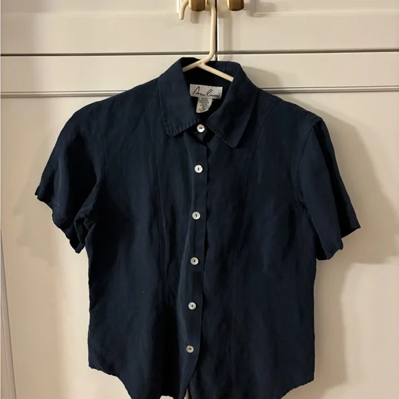 Floral and Patterned Women’s Shirt Collection. Nine Pieces - Picture 7 of 10